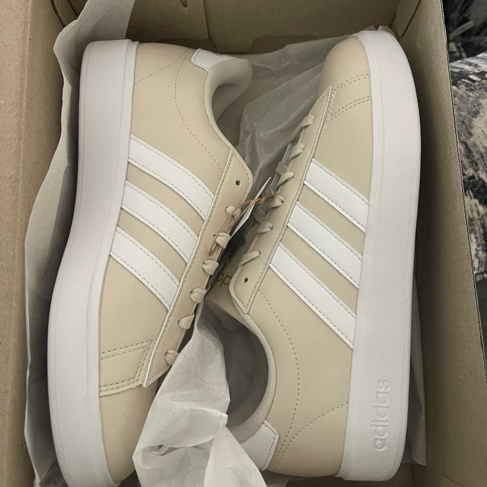 Adidas women’s superstars